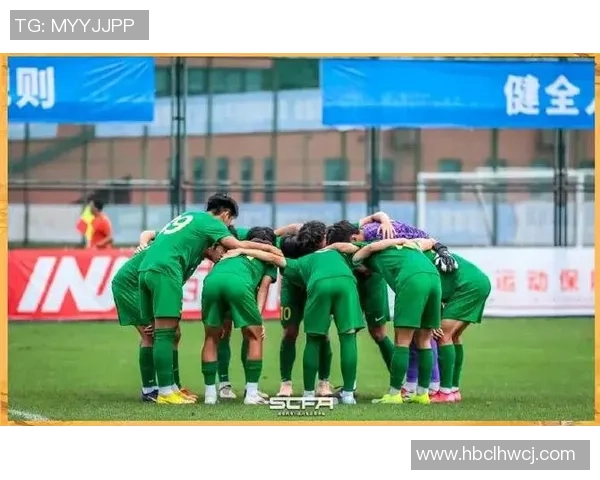 足球明星团队携手奋战成功晋级展现团结与实力的精彩瞬间