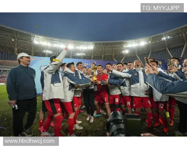 足球明星打手机事件引发热议球迷与媒体的不同反应与看法分析